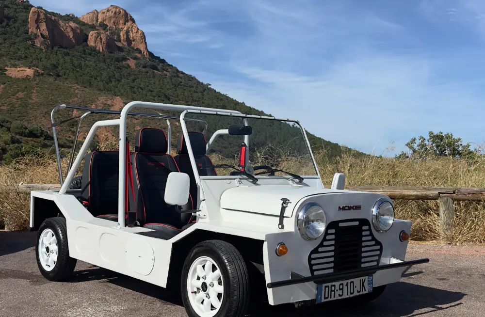 Mini Moke blanche décapotable à Saint-Raphaël